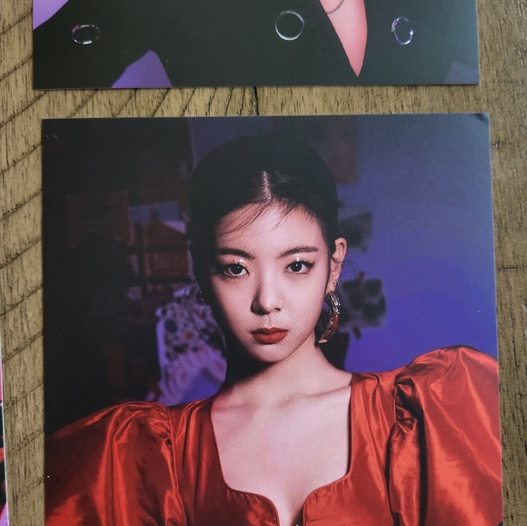 5 PCS K-POP ITZY ALBUM "GUESS WHO?" OFFICIAL LIMITED EDITION POSTCARDS W SLEEVE - Picture 9 of 14